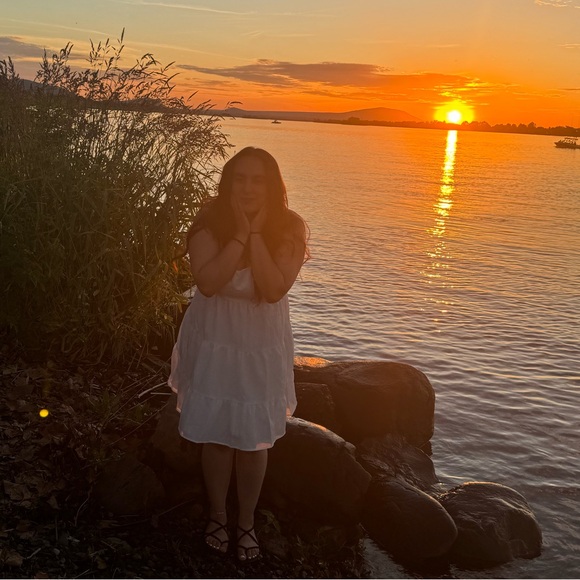 Meet your Posher, Belen - Picture 1 of 1